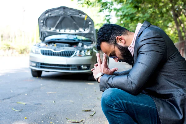 Araç / araba arızalı endişeli Hintli işadamı, telefonda konuşuyor.