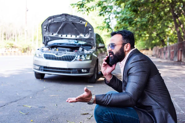 Araç / araba arızalı endişeli Hintli işadamı, telefonda konuşuyor.