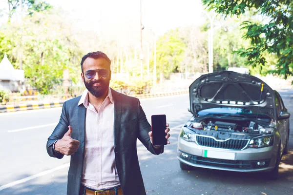 Araç / araba arızalı endişeli Hintli işadamı, telefonda konuşuyor.