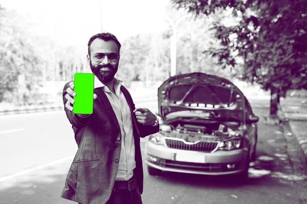 Znepokojený Indický Podnikatel Poruchou Vozidla Auta Mluvit Telefonu — Stock fotografie