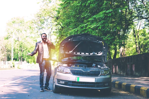 Araç / araba arızalı endişeli Hintli işadamı, telefonda konuşuyor.