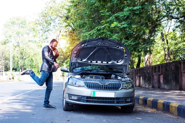 Araç / araba arızalı endişeli Hintli işadamı, telefonda konuşuyor.