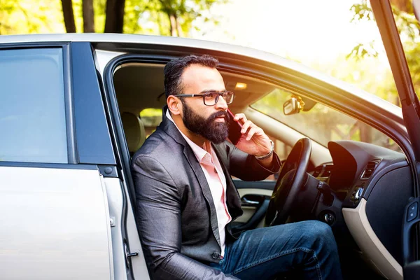 Indischer Bärtiger Geschäftsmann Nutzt Smartphone Während Der Autofahrt — Stockfoto