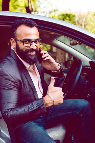 Hombre Negocios Barbudo Indio Usando Teléfono Inteligente Mientras Conduce Coche — Foto de Stock