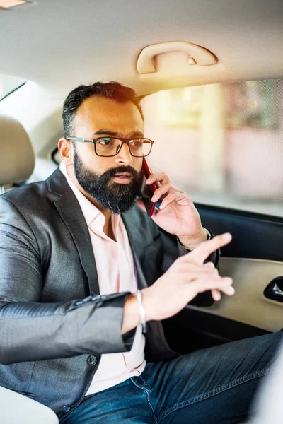 Индийский Азиатский Молодой Бизнесмен Использующий Смартфон Внутри Автомобиля Избирательный Фокус — стоковое фото