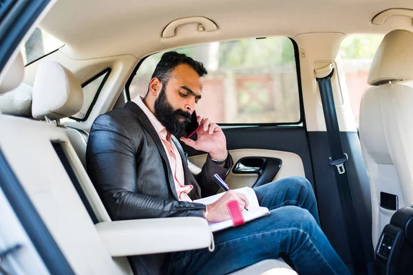 Indisk Asiatisk Ung Affärsman Med Hjälp Smart Telefon Inne Bilen — Stockfoto