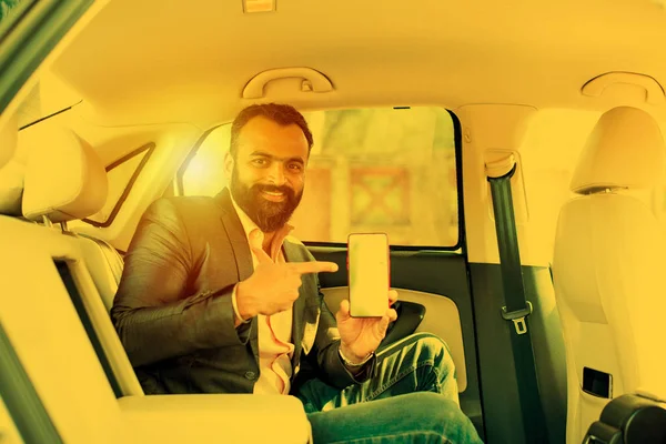 Indisk Asiatisk Ung Affärsman Med Hjälp Smart Telefon Inne Bilen — Stockfoto