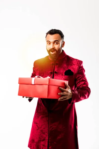 Joven Hombre Indio Feliz Con Barba Sosteniendo Caja Regalo Móvil — Foto de Stock