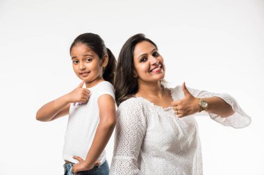 Hint Anne kızı üzerinde beyaz arka plan sarılmak, Öpüşme, Binicilik, uçan, işaret, beyaz arka plan üzerinde sunma