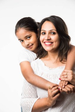 Hint Anne kızı üzerinde beyaz arka plan sarılmak, Öpüşme, Binicilik, uçan, işaret, beyaz arka plan üzerinde sunma