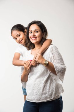 Hint Anne kızı üzerinde beyaz arka plan sarılmak, Öpüşme, Binicilik, uçan, işaret, beyaz arka plan üzerinde sunma