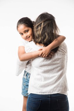 Hint Anne kızı üzerinde beyaz arka plan sarılmak, Öpüşme, Binicilik, uçan, işaret, beyaz arka plan üzerinde sunma