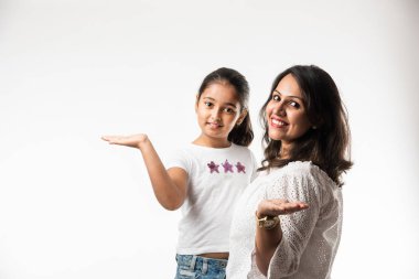 Hint Anne kızı üzerinde beyaz arka plan sarılmak, Öpüşme, Binicilik, uçan, işaret, beyaz arka plan üzerinde sunma