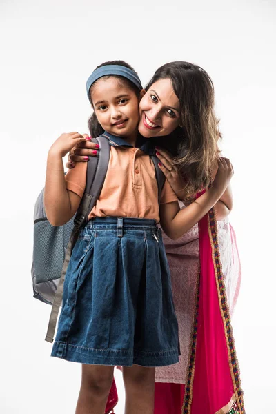 Indiano Madre Aiutare Scuola Ragazza Con Uniforme Ottenere Pronto Con — Foto Stock