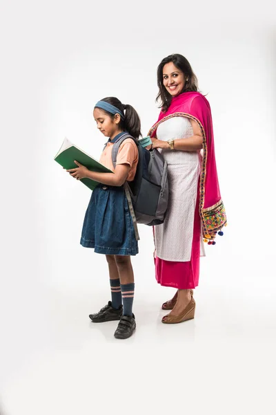 Indiano Madre Aiutare Scuola Ragazza Con Uniforme Ottenere Pronto Con — Foto Stock