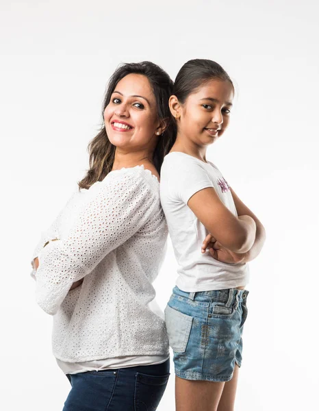 Hint Anne kızı üzerinde beyaz arka plan sarılmak, Öpüşme, Binicilik, uçan, işaret, beyaz arka plan üzerinde sunma