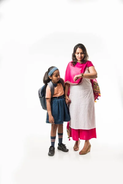 Indiano Madre Aiutare Scuola Ragazza Con Uniforme Ottenere Pronto Con — Foto Stock