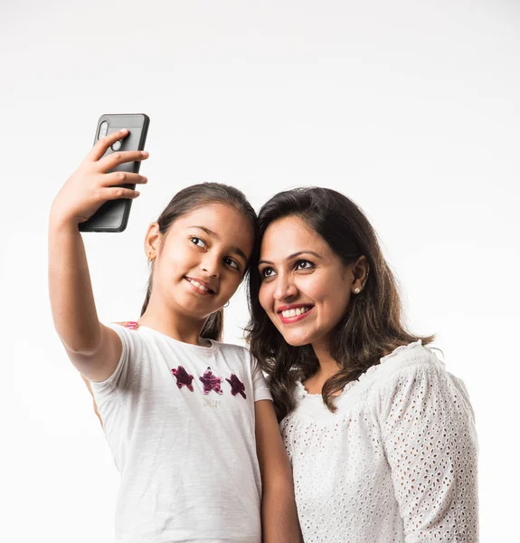 Indiano Asiatica Madre Figlia Scattare Foto Selfie Con Smartphone Isolato — Foto Stock