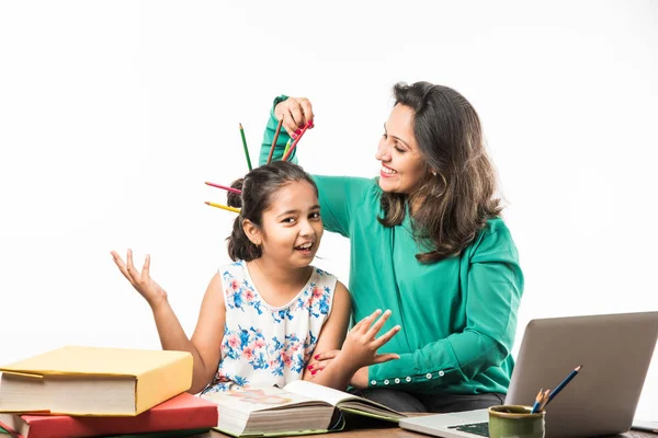 Індійська Дівчинка Навчається Матір Або Вчителем Навчальному Столі Ноутбуком Книгами — стокове фото