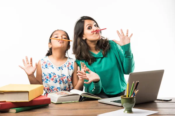 Chica India Estudiando Con Madre Profesor Mesa Estudio Con Ordenador — Foto de Stock