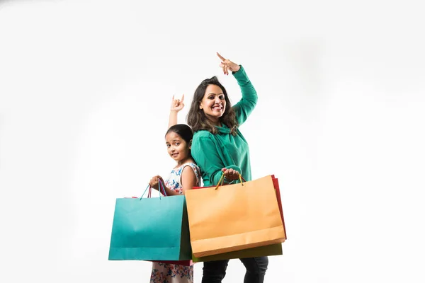 Индийско Азиатская Мать Дочь Делает Покупки Держит Цветные Бумажные Пакеты — стоковое фото