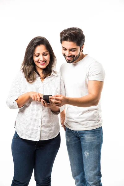Ινδικό Ζευγάρι Χρησιμοποιώντας Smartphone Κινητό Ακουστικό Στέκεται Απομονωμένη Λευκό Φόντο — Φωτογραφία Αρχείου