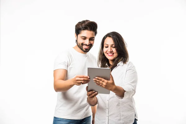 Ινδικό Ζευγάρι Χρησιμοποιώντας Υπολογιστή Tablet Ενώ Στέκεται Απομονωμένη Λευκό Φόντο — Φωτογραφία Αρχείου