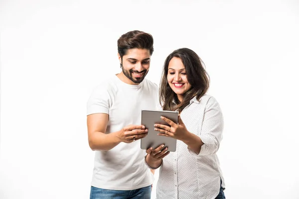 Ινδικό Ζευγάρι Χρησιμοποιώντας Υπολογιστή Tablet Ενώ Στέκεται Απομονωμένη Λευκό Φόντο — Φωτογραφία Αρχείου