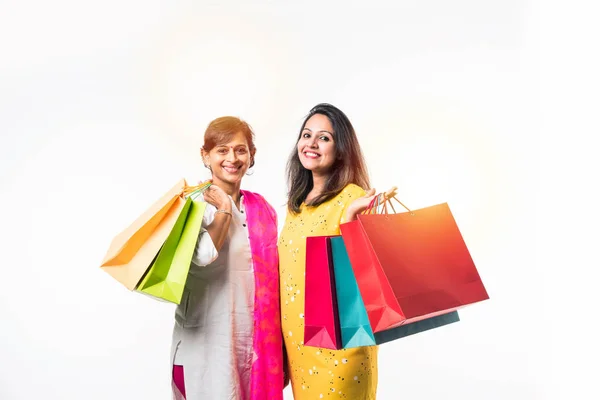 インドの母娘姉妹ショッピングとともにカラフルなバッグ 立って隔離された白い背景 — ストック写真