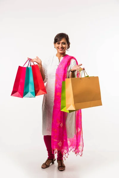 Indiai Hölgy Nők Bevásárlótáska Álló Elszigetelt Fehér Háttér Felett — Stock Fotó