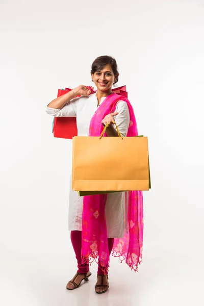 Señora India Mujeres Con Bolsa Compras Pie Aislado Sobre Fondo — Foto de Stock