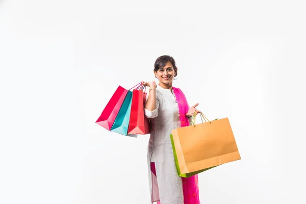 Señora India Mujeres Con Bolsa Compras Pie Aislado Sobre Fondo —  Fotos de Stock