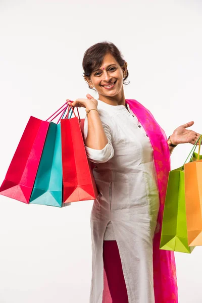 買い物袋を持つインドの女性 白い背景の上に孤立した立っている — ストック写真