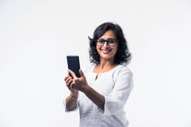 Beyaz arka plan üzerinde izole ayakta iken akıllı telefon / cep telefonu kullanarak Hint orta yaş bayan