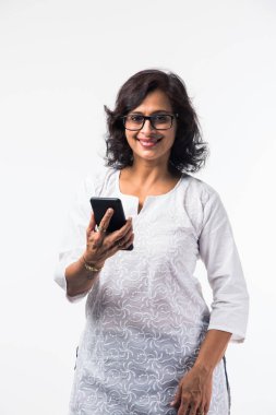 Beyaz arka plan üzerinde izole ayakta iken akıllı telefon / cep telefonu kullanarak Hint orta yaş bayan