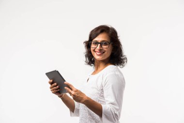 beyaz arka plan üzerinde izole ayakta iken tablet pc kullanarak hint bayan / kadın, seçici odak