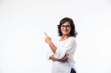 Hint Orta yaş kadın / bayan portresi, beyaz arka plan üzerinde izole ayakta