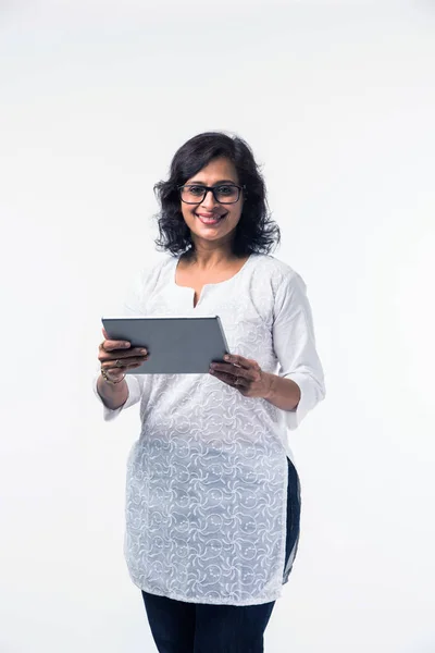 Indiai Hölgy Használ Tablet Míg Állva Elszigetelt Fehér Háttér Szelektív — Stock Fotó