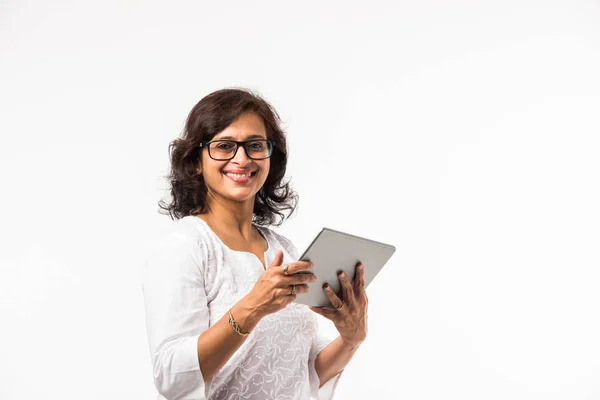 Ινδική Κυρία Γυναίκες Χρησιμοποιώντας Tablet Ενώ Στέκεται Απομονωμένη Λευκό Φόντο — Φωτογραφία Αρχείου