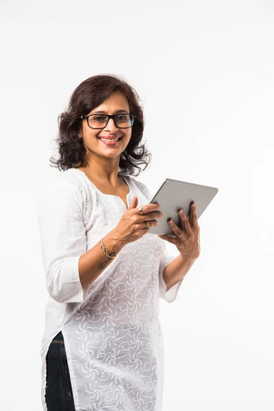 Indiano Signora Donne Utilizzando Tablet Mentre Piedi Isolato Sfondo Bianco — Foto Stock