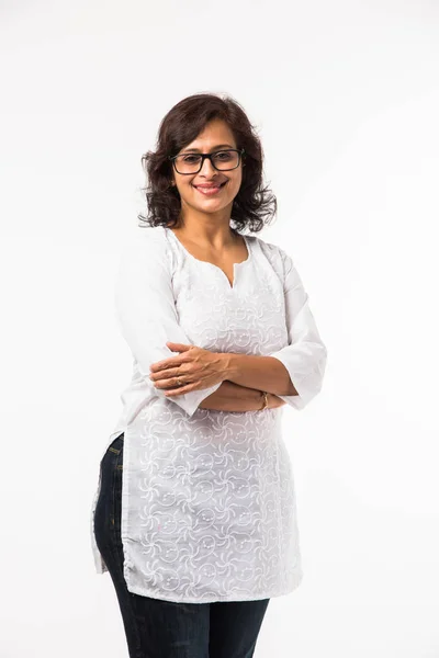 Indian Mid Age Nők Női Portré Állandó Izolált Fehér Háttér — Stock Fotó