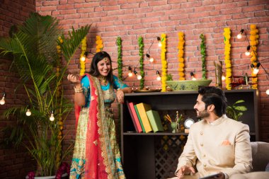 Hint adam sekmesini kullanarak / dokunmatik bilgisayar ve eşi Diwali festival gününde arka planda diyas aydınlatma 