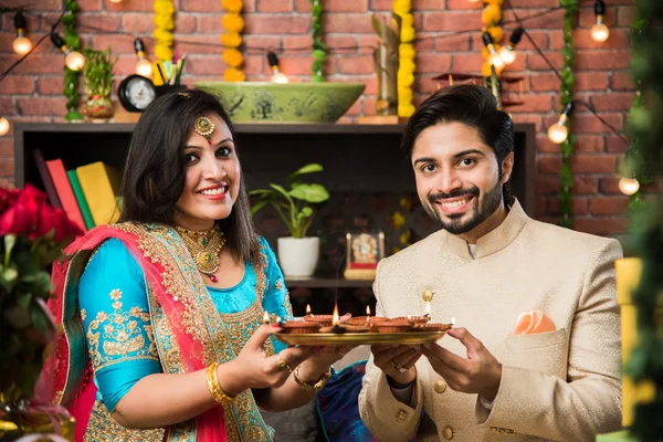 印度夫妇与迪雅 糖果和礼物 同时庆祝迪瓦利 迪帕瓦利或迪帕瓦利节 — 图库照片