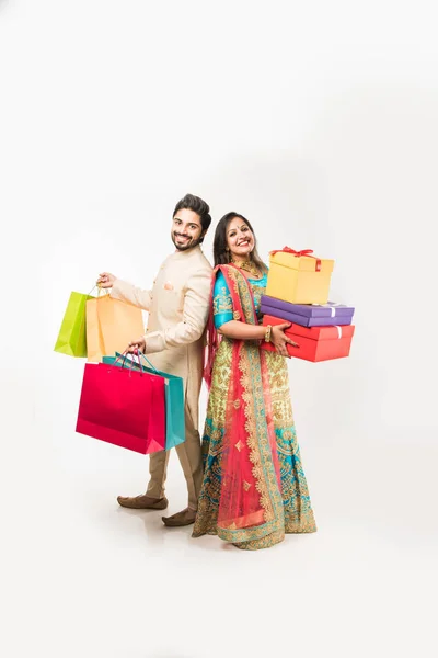 Indiase Paar Met Boodschappentassen Geschenkdozen Staande Geïsoleerd Witte Achtergrond — Stockfoto