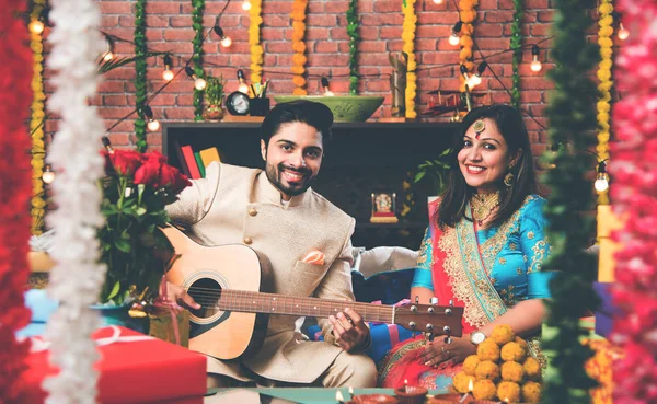 Indian Make Spelar Gitarr För Hustru Diwali Festival Eller Årsdag — Stockfoto