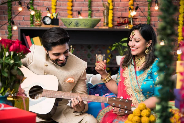 Indian Make Spelar Gitarr För Hustru Diwali Festival Eller Årsdag — Stockfoto