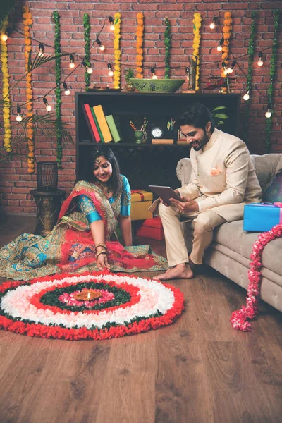 Pareja India Haciendo Rangoli Flores Diwali Onam Festival Tomando Selfie —  Fotos de Stock