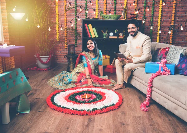 Indiai Házaspár Hogy Virágot Rangoli Diwali Vagy Onam Fesztivál Figyelembe — Stock Fotó