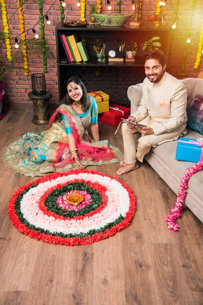 Indian Par Gör Blomma Rangoli Diwali Eller Onam Festival Tar — Stockfoto