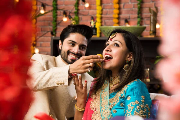 India Inteligente Pareja Comiendo Dulce Laddu Diwali Aniversario Enfoque Selectivo —  Fotos de Stock